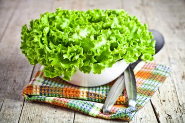 marul salata bir kase ve kaşıklar 