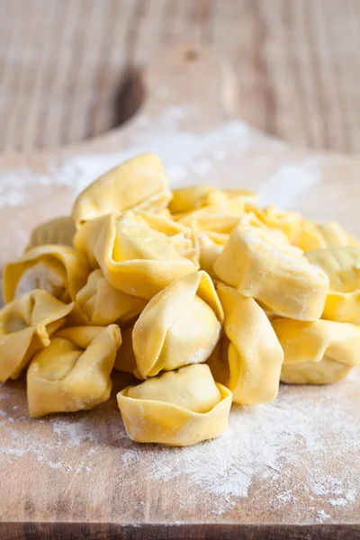 Niegotowane tortellini — Zdjęcie stockowe