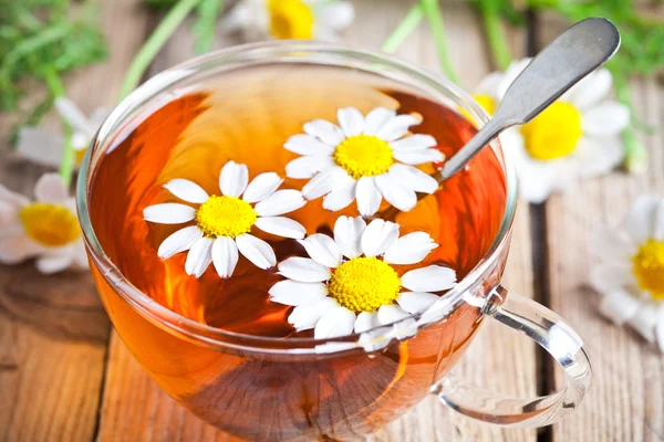 차 한잔, 카모 마일 꽃들 과 함께 — 스톡 사진