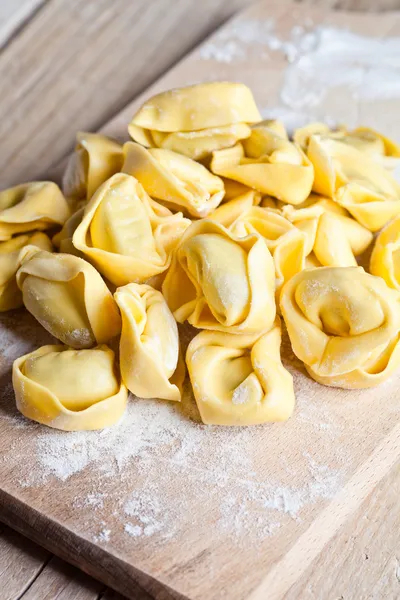 Niegotowane tortellini — Zdjęcie stockowe