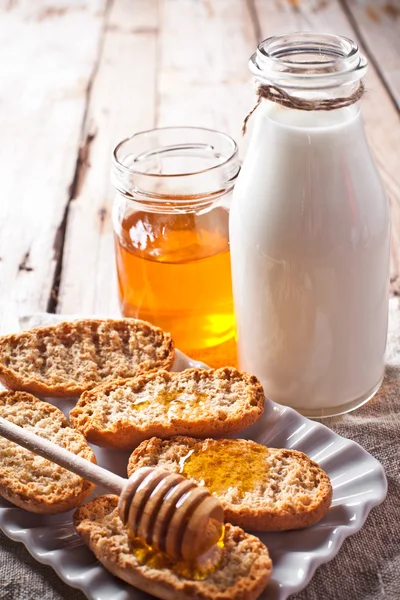 Crackers, melk en honing — Stockfoto
