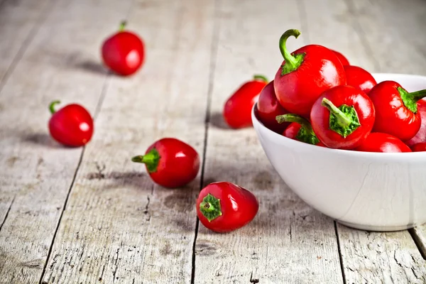 Rode hete pepers in kom — Stockfoto