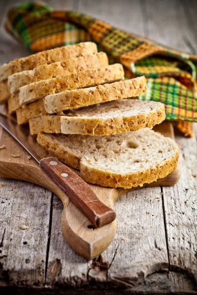 Fette di pane fresco su tavola di legno — Foto Stock