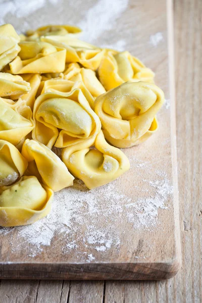 Niegotowane tortellini — Zdjęcie stockowe