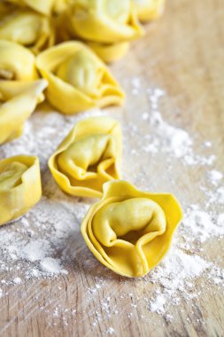 pişmemiş tortellini 