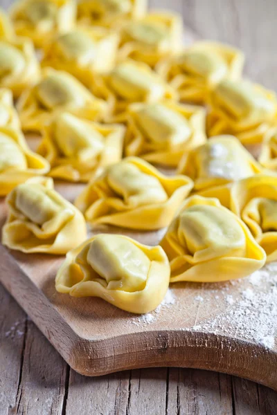 Niegotowane tortellini — Zdjęcie stockowe