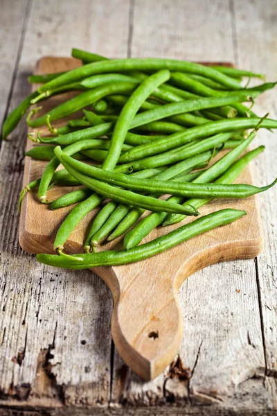 Zelené fazolky na dřevěné desce — Stock fotografie