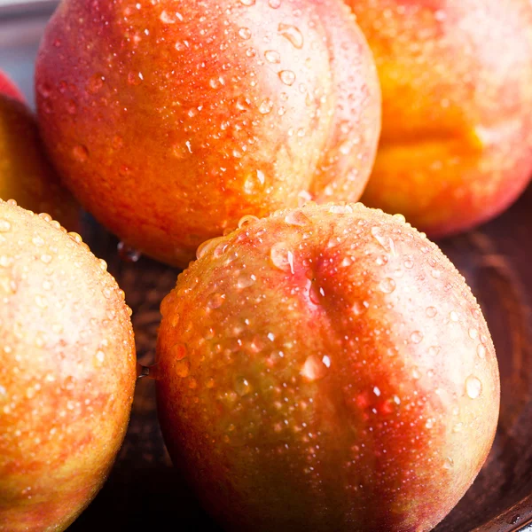 Nectarinas frescas con gotas de agua —  Fotos de Stock