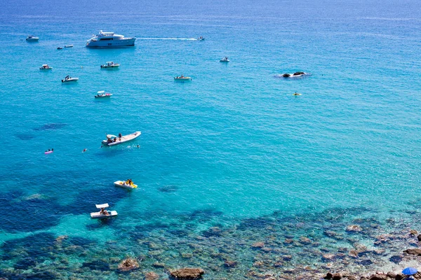 Barche Vicino Una Costa Rocciosa Vista Panoramica Della Tipica Costa — Foto Stock