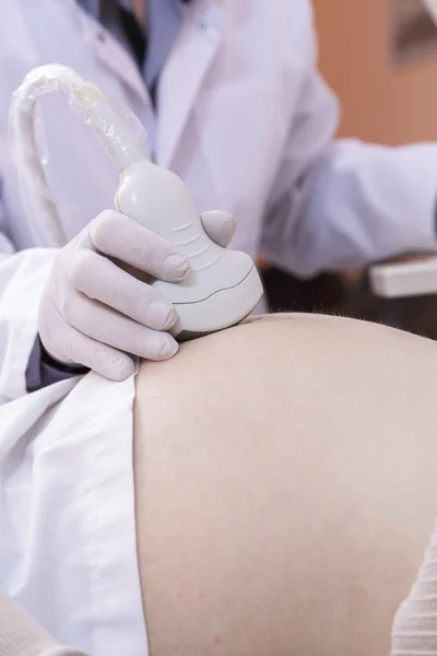Receiving ultrasound from the doctor — Stock Photo, Image
