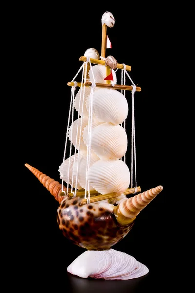 Segelfartyg från cockleshells — Stockfoto