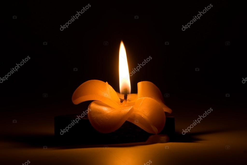 Egy éjszaka, sötétben virág formájában égő gyertya — Stock Fotó © irogova  #27815027