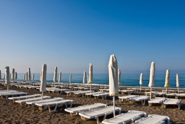 birkaç tahta yataklar ve bir plaj şemsiye