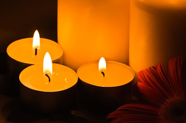 Candele accese al buio — Foto Stock