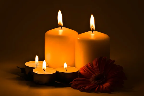 Candele accese al buio — Foto Stock