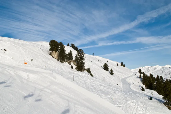 Mountain-skidor backe — Stockfoto