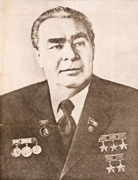 Moscou, URSS - novembro de 1982. Retrato de Leonid Ilyich Brezhnev no jornal "Pravda", em novembro de 1982, em Moscou, URSS — Fotografia de Stock