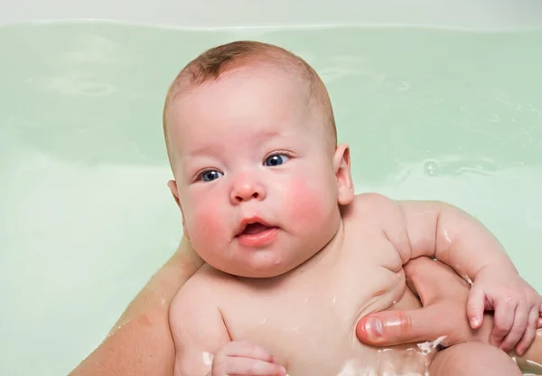 Banho de bebê recém-nascido na banheira por pai — Fotografia de Stock