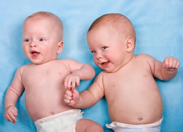 Twins is laughing on the blue — Stock Photo, Image