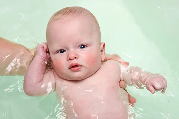 Recién nacido baño de bebé en bañera por padre — Foto de Stock