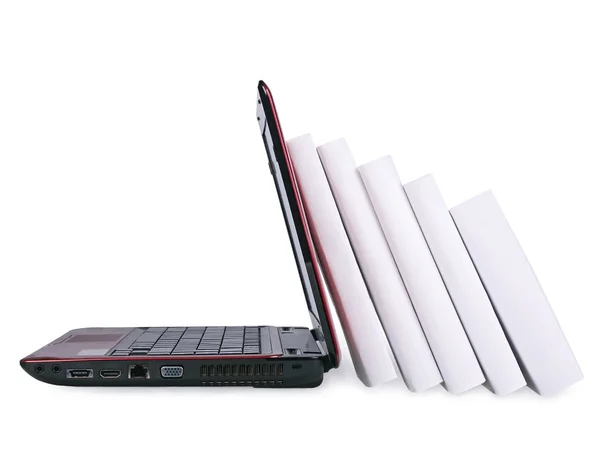 ホワイト ブックのスタックの横にノート パソコン — ストック写真