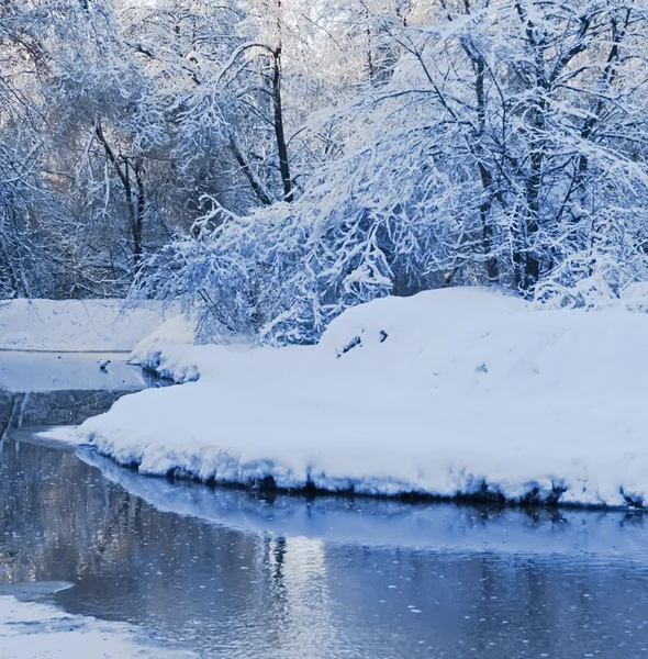 Floden vintern i en stark frost — Stockfoto