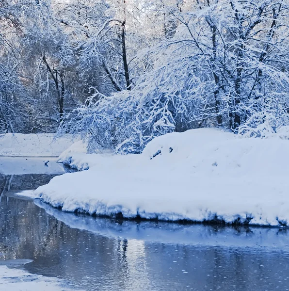 Il fiume invernale in un gelo forte — Foto Stock