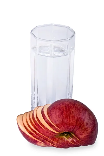 Vaso de agua mineral y manzana sobre fondo blanco —  Fotos de Stock