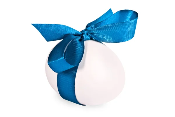 Uovo decorato con un nastro blu scuro — Foto Stock