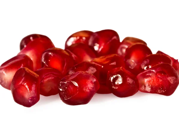 Granada roja jugosa de grano de cerca aislado — Foto de Stock