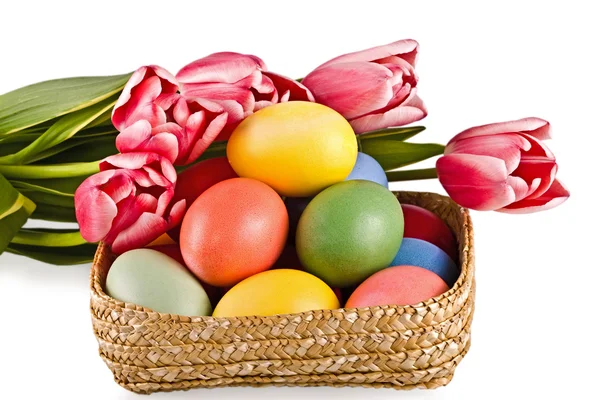 Cesta com ovos e flores — Fotografia de Stock