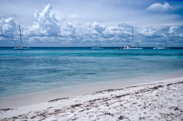 Playa, costa oceánica, en la distancia los barcos, veleros — Foto de Stock