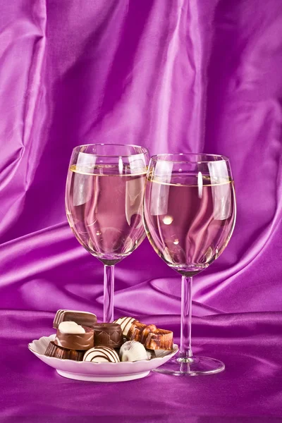 Two glasses of white wine and sweet — Stock Photo, Image