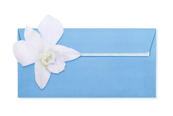 Enveloppe ornée d'une fleur sur le blanc — Photo