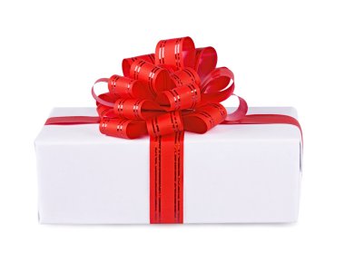 hediye beyaz zemin üzerine kırmızı yay ile dekore edilmiştir.