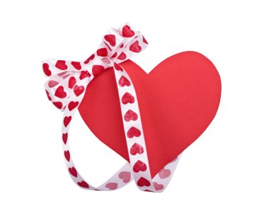 Beyaz fiyonklu kırmızı Kalpler