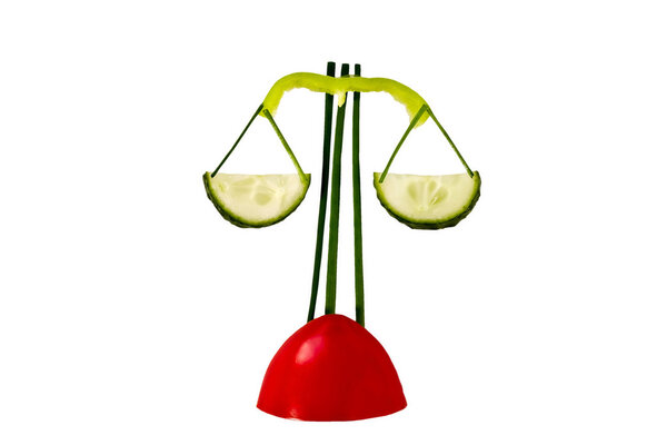 Весы, собранные из овощей
