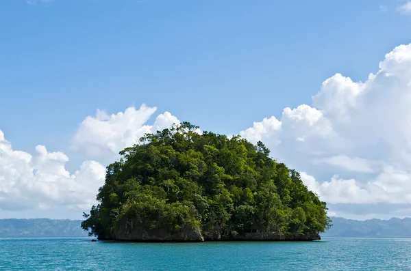 Onbewoond eiland op oceaan — Stockfoto