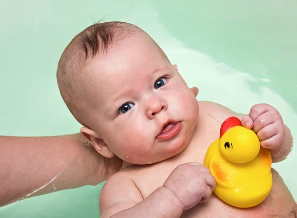 Banho de bebê recém-nascido na banheira por pai — Fotografia de Stock