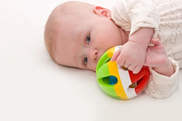 Pequeno bebê pensativo com brinquedo — Fotografia de Stock