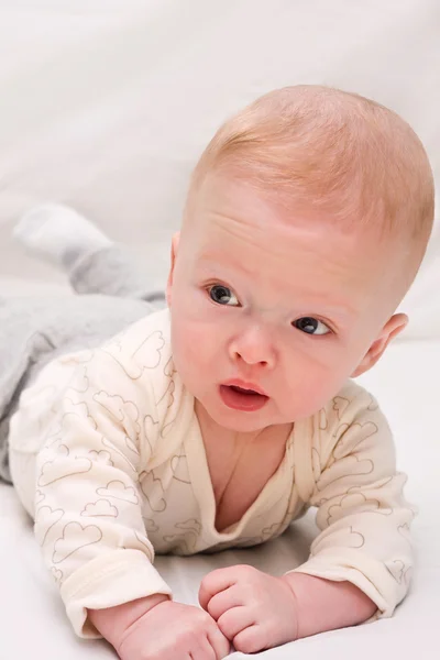 Mooie baby jongen op witte achtergrond — Stockfoto