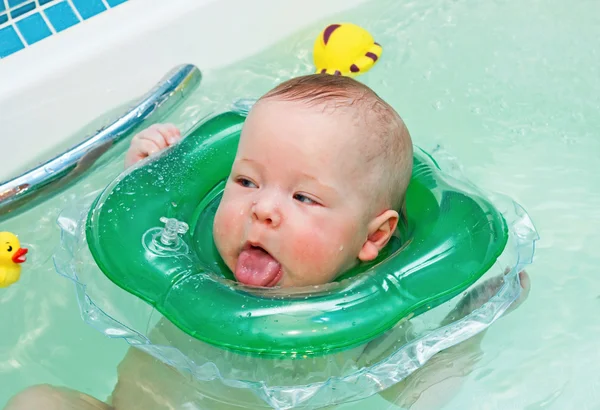 El niño se baña en un baño — Foto de Stock