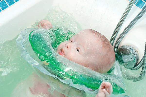 The kid under water in a bathroom — Stock Photo, Image