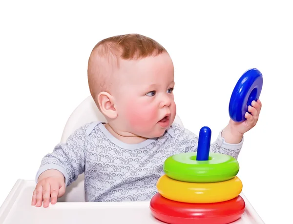 Ребенок, маленький столик с игрушкой, на белом — стоковое фото