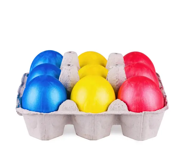 Ovos multicoloridos brilhantes nas células em um fundo branco — Fotografia de Stock