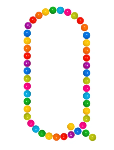 Буква Q из пластиковых детских шаров на белом — стоковое фото