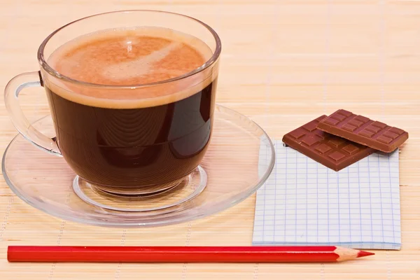 Café, pluma roja y chocolate — Foto de Stock