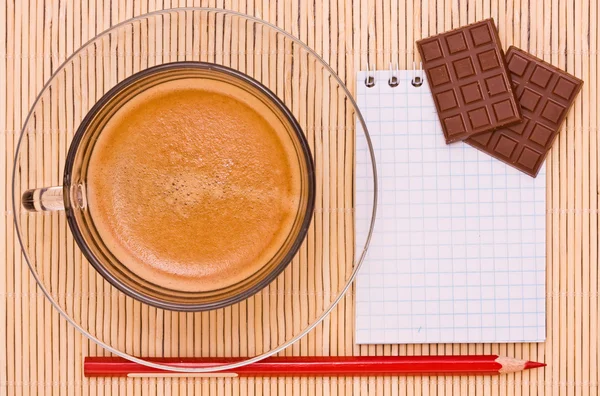 Café, pluma roja y chocolate — Foto de Stock