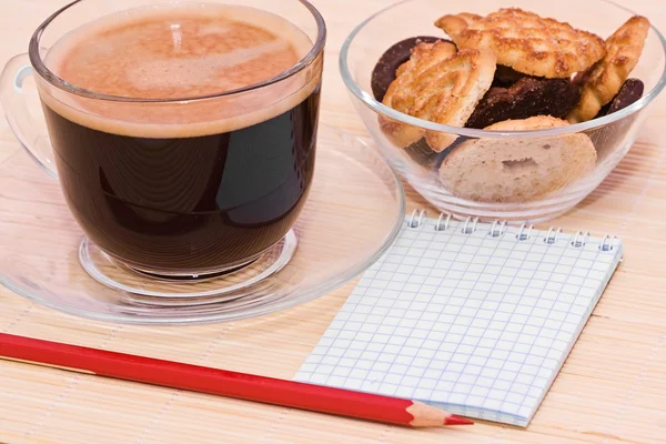 Mañana, café, bolígrafo rojo y pastel — Foto de Stock
