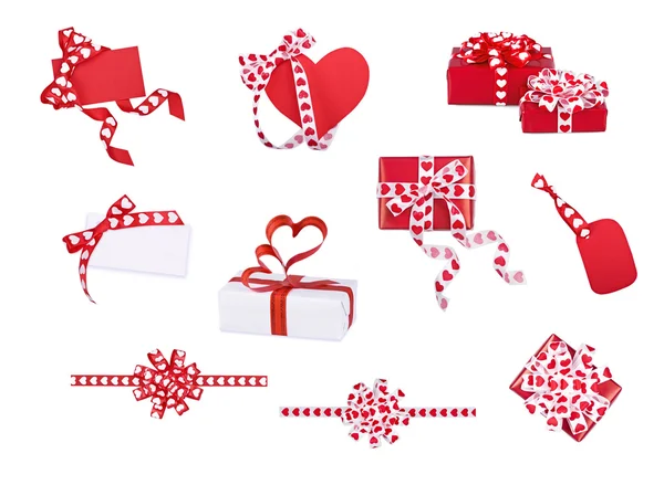 Conjunto de regalos, arcos y tarjetas con corazones en el blanco —  Fotos de Stock